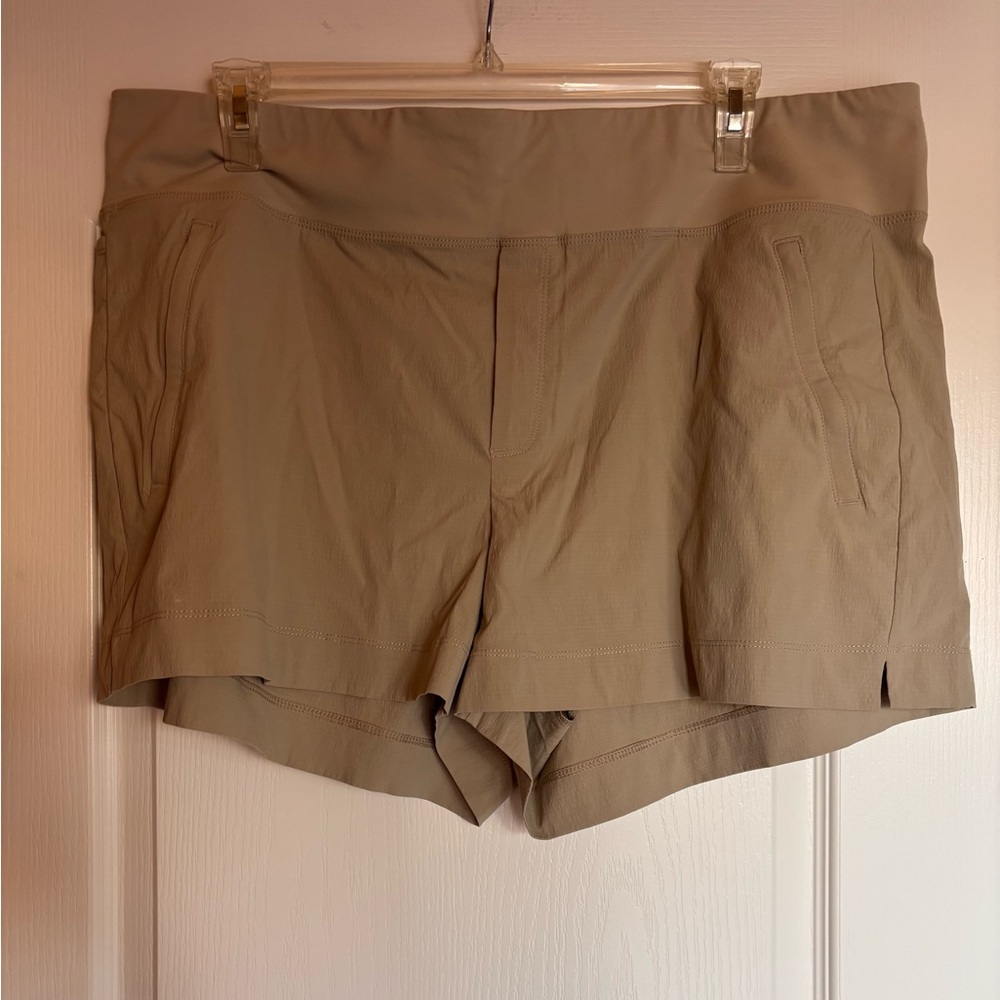 Athleta Trekkie North Shorts Beige women’s size 20 travel hiking casual